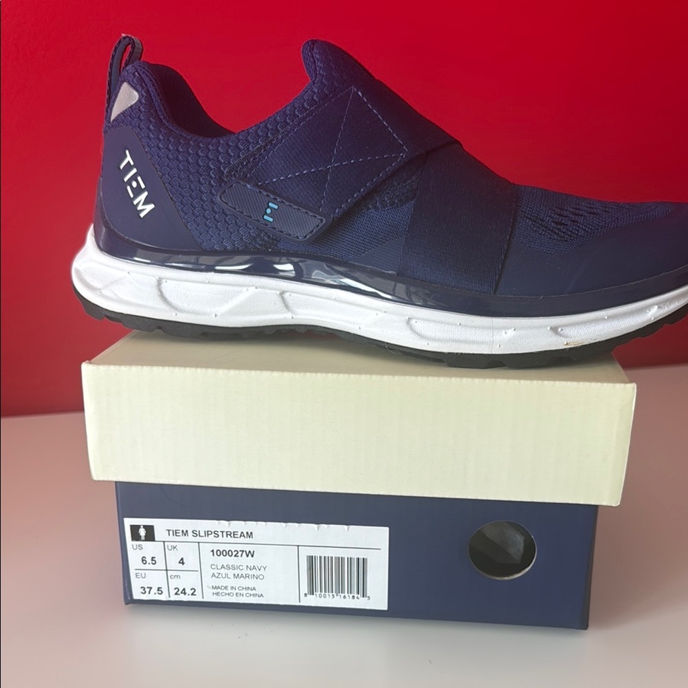 Blue Athletic Shoes with Modern Design and Mesh Material